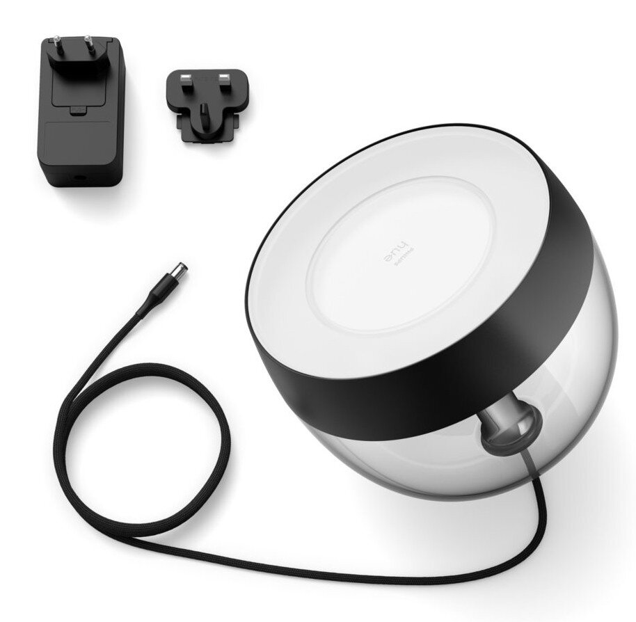 Biało-czarna lampa z przezroczystą podstawą i czarnym przewodem zasilającym z wtyczkami z boku.