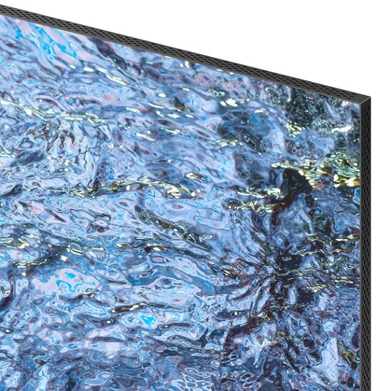 Zbliżenie ekranu telewizora z teksturowanym niebiesko-białym wzorem.