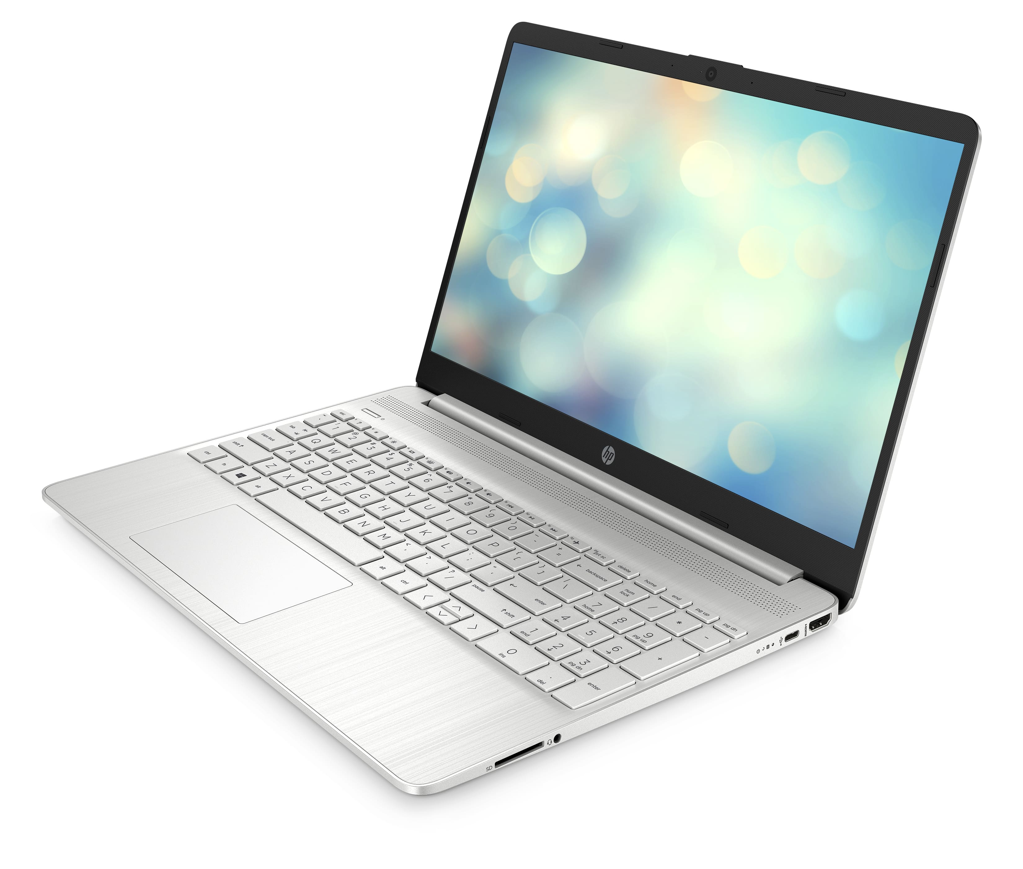 Una computadora portátil plateada, abierta, sobre una superficie blanca.