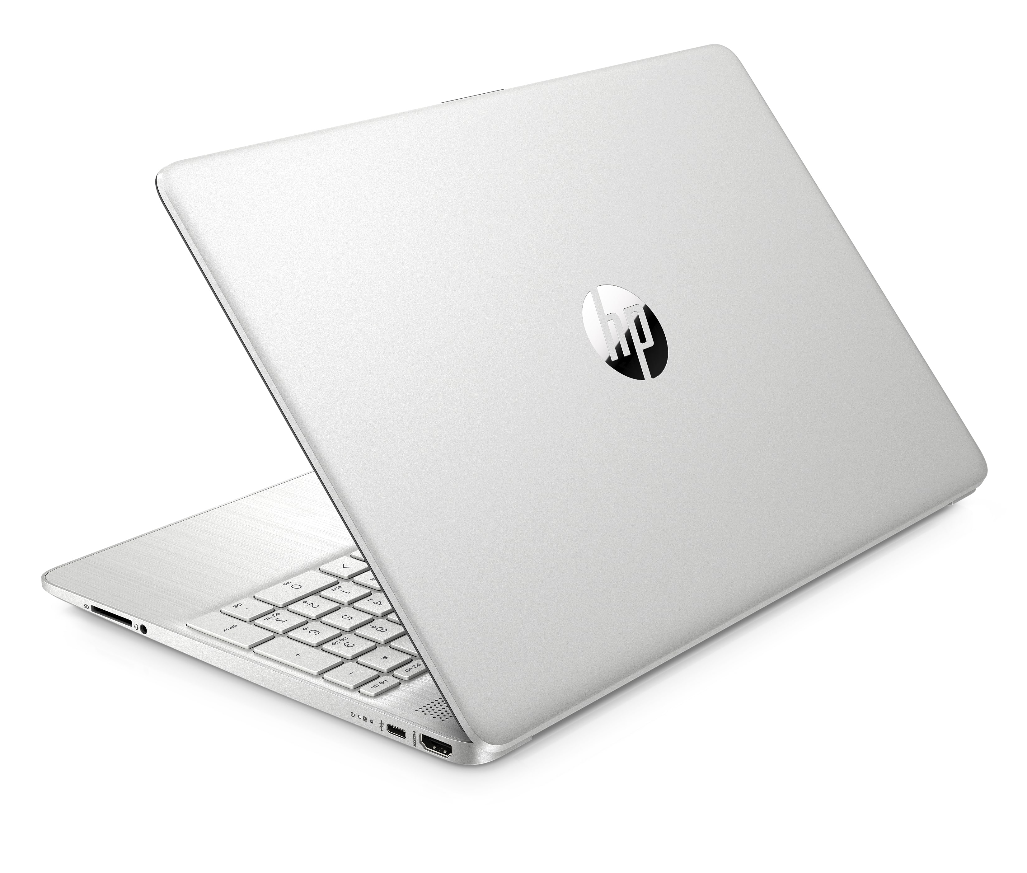 Un portátil HP plateado con el logotipo de HP en la tapa cerrada, ligeramente abierto sobre un fondo blanco.