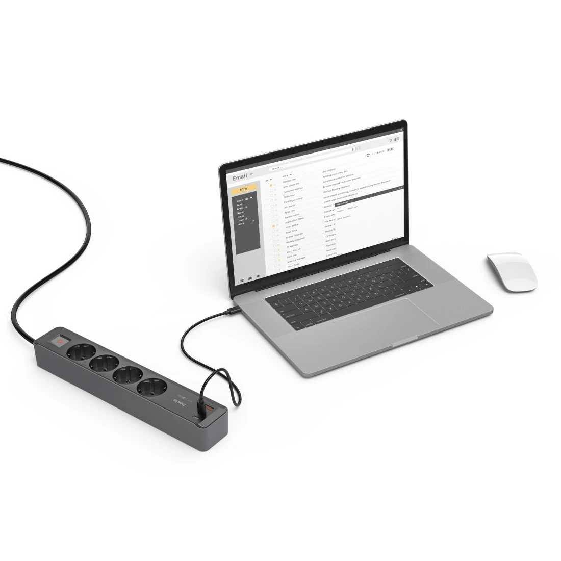 Ordenador portátil conectado a una regleta con cable de alimentación y un ratón blanco sobre fondo blanco.