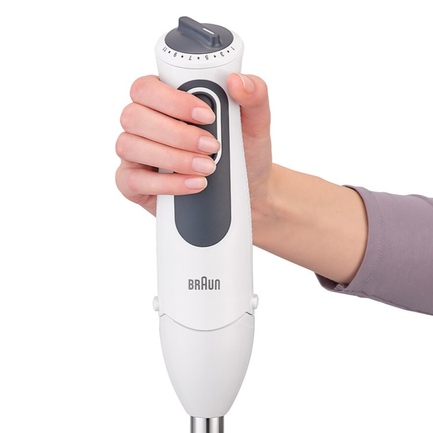 Een hand die een witte en grijze staafmixer vasthoudt. Braun staat op de mixer.