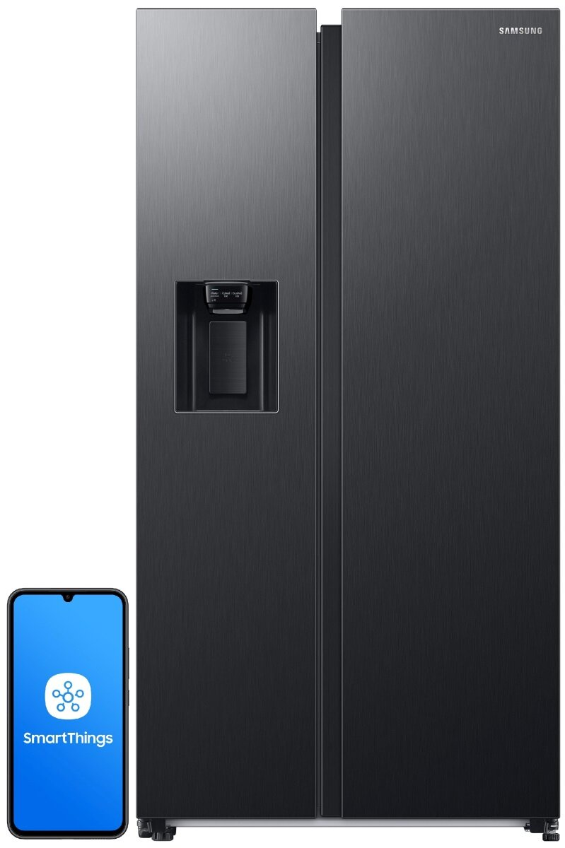 Czarna lodówka Samsung z dozownikiem wody i smartfonem.