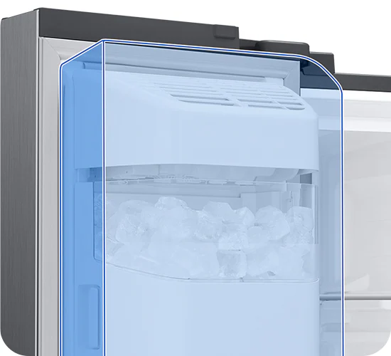 Zbliżenie na kostkarkę do lodu w lodówce wypełnioną kostkami lodu.