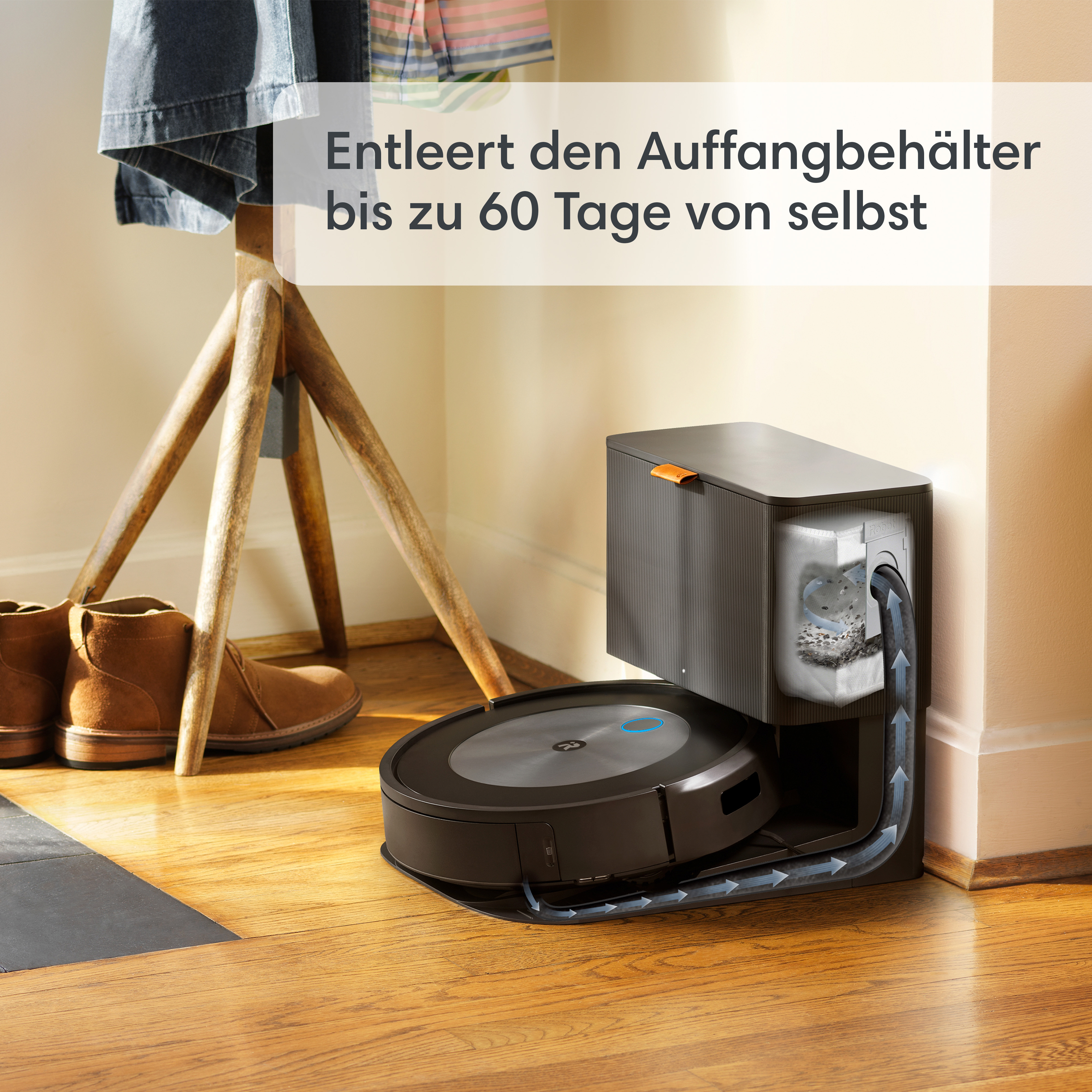 Roboter-Staubsauger in einem Raum. Ein Text lautet: „Entleert den Behälter bis zu 60 Tage von selbst“.
