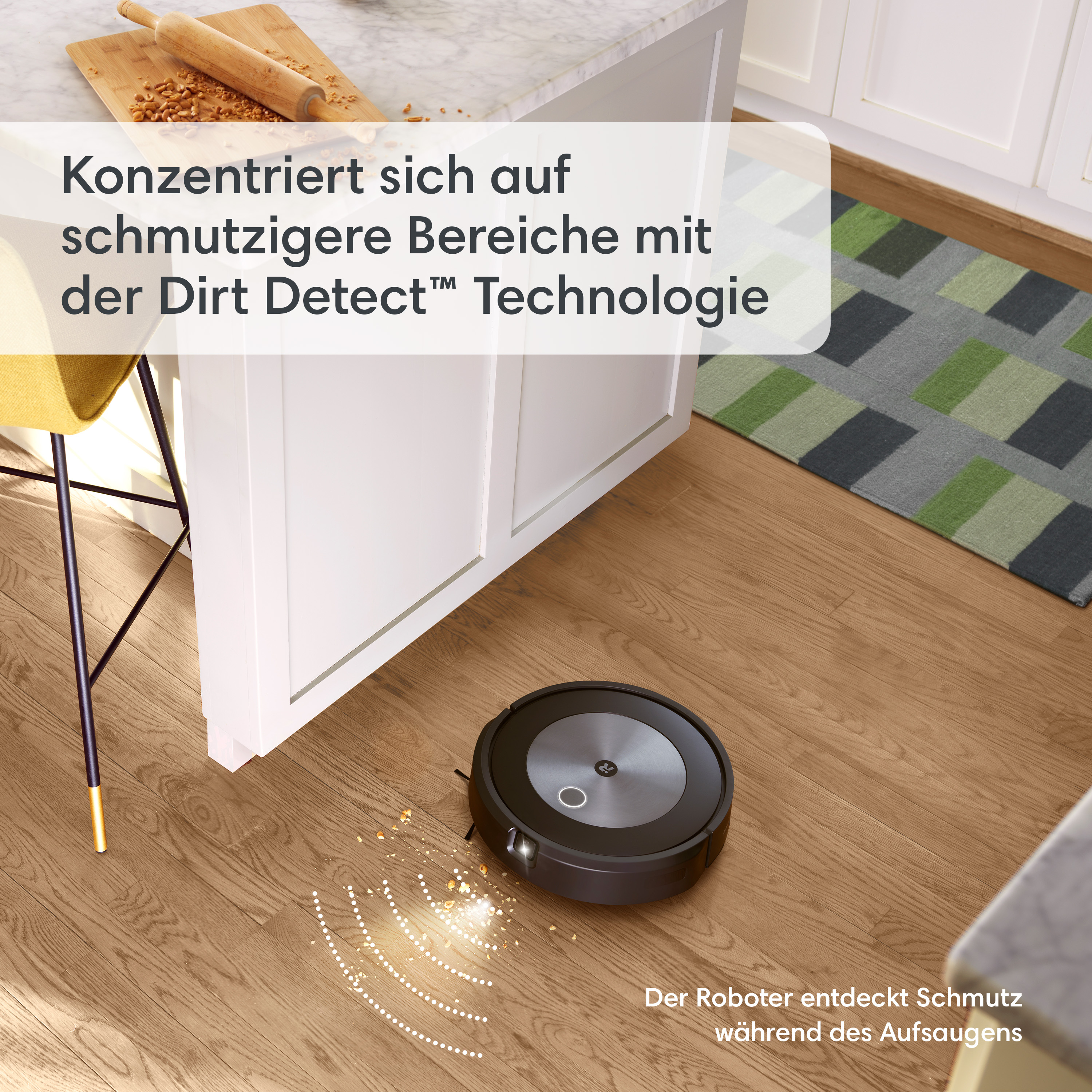 Roboter-Staubsauger reinigt Holzboden. Zeigt Roboter und Schmutzerkennungstechnologie. Ein grüner und grauer Teppich ist sichtbar.