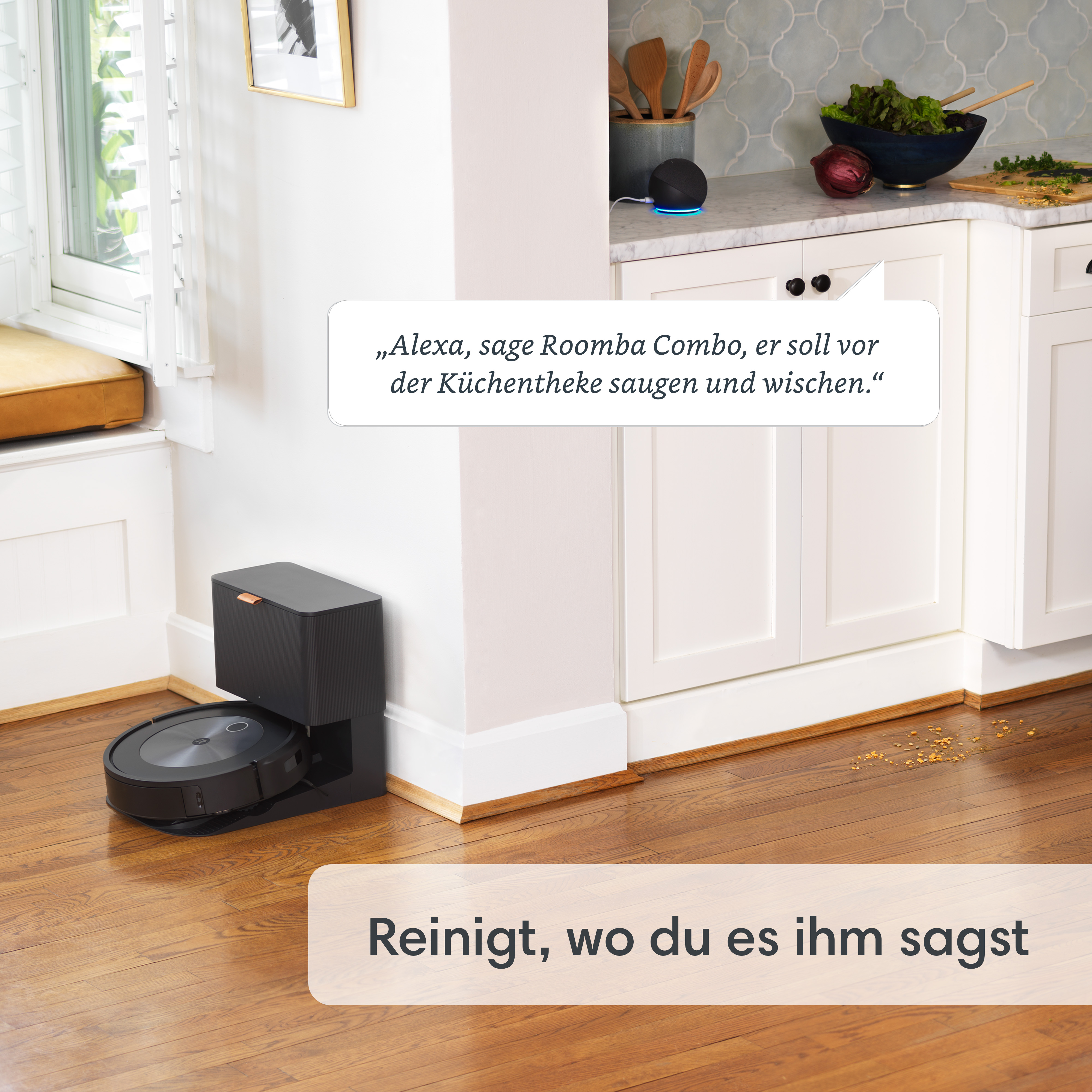 Roomba Combo Staubsauger und Dockingstation neben weißem Küchenschrank.