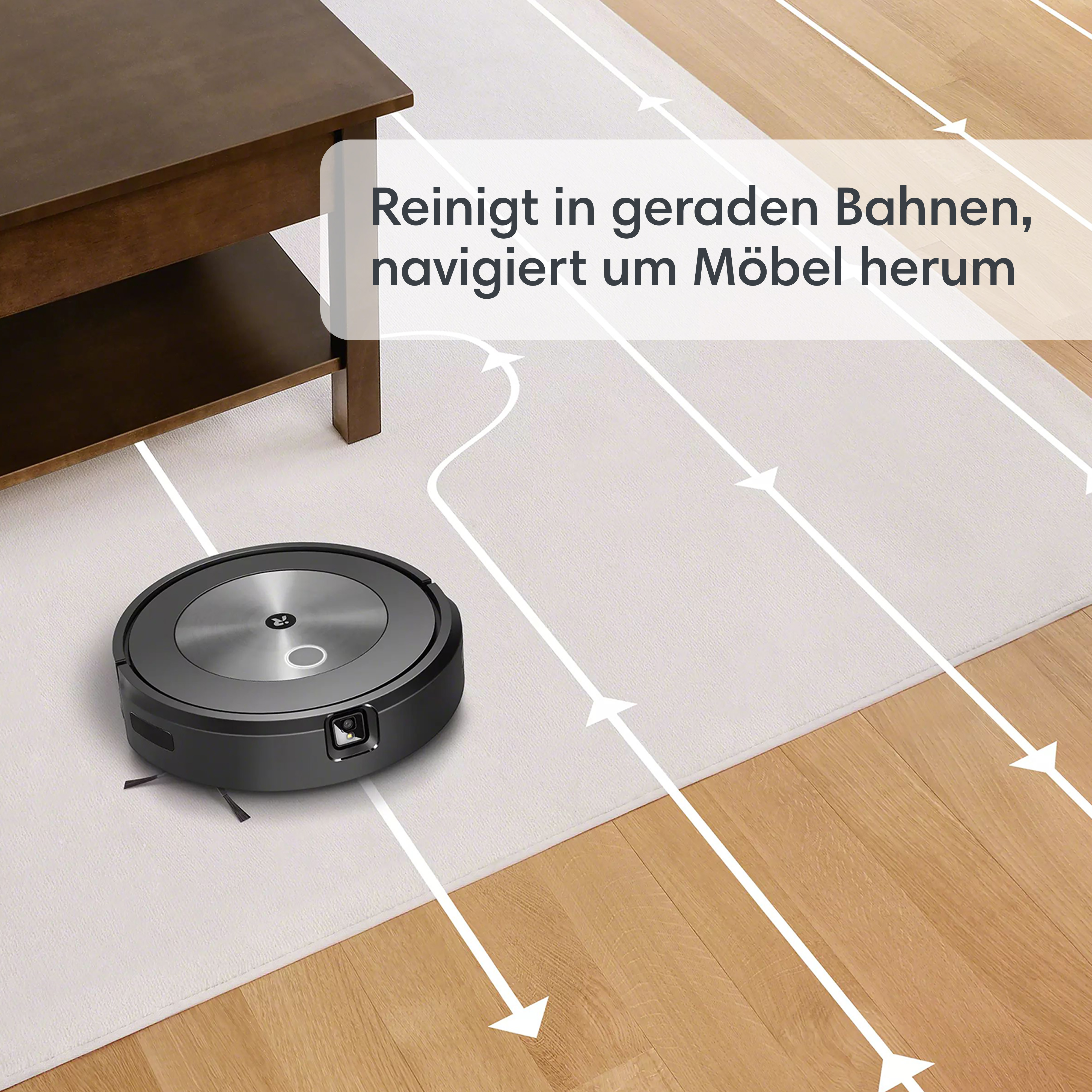 Ein schwarzer Roboter-Staubsauger auf Holzboden, der entlang eines weißen Teppichs reinigt.