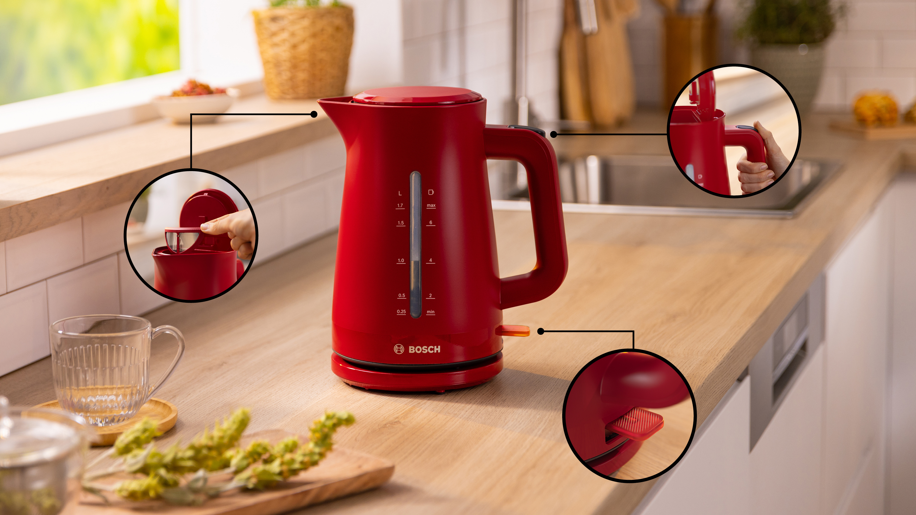 Ein roter Wasserkocher mit Details seiner Funktionen, einschließlich Ausgießen, Deckel und Betrieb.