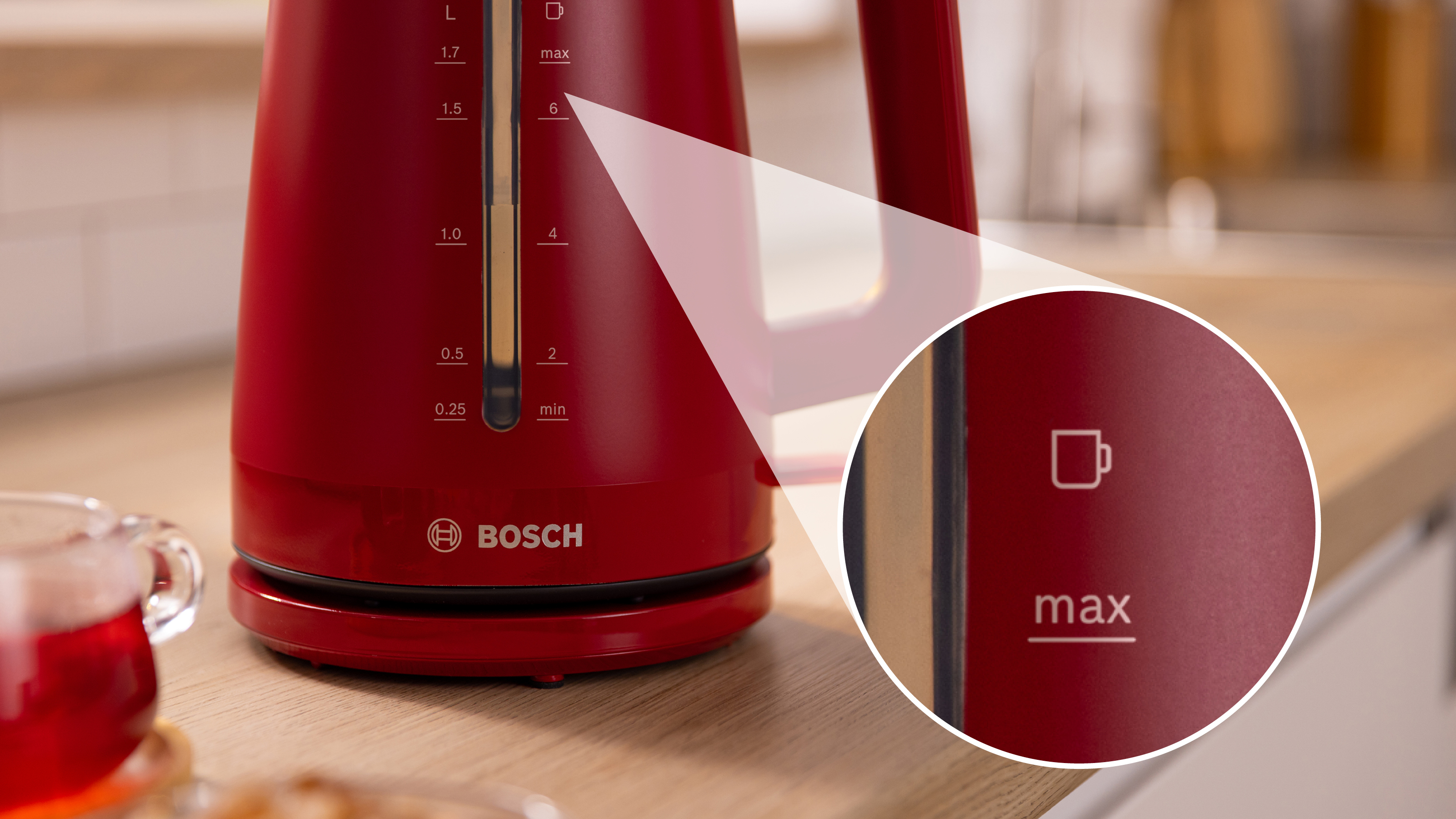 Roter elektrischer Wasserkocher von Bosch. Nahaufnahme des Wasserstandfensters, zeigt max. Füllstand.
