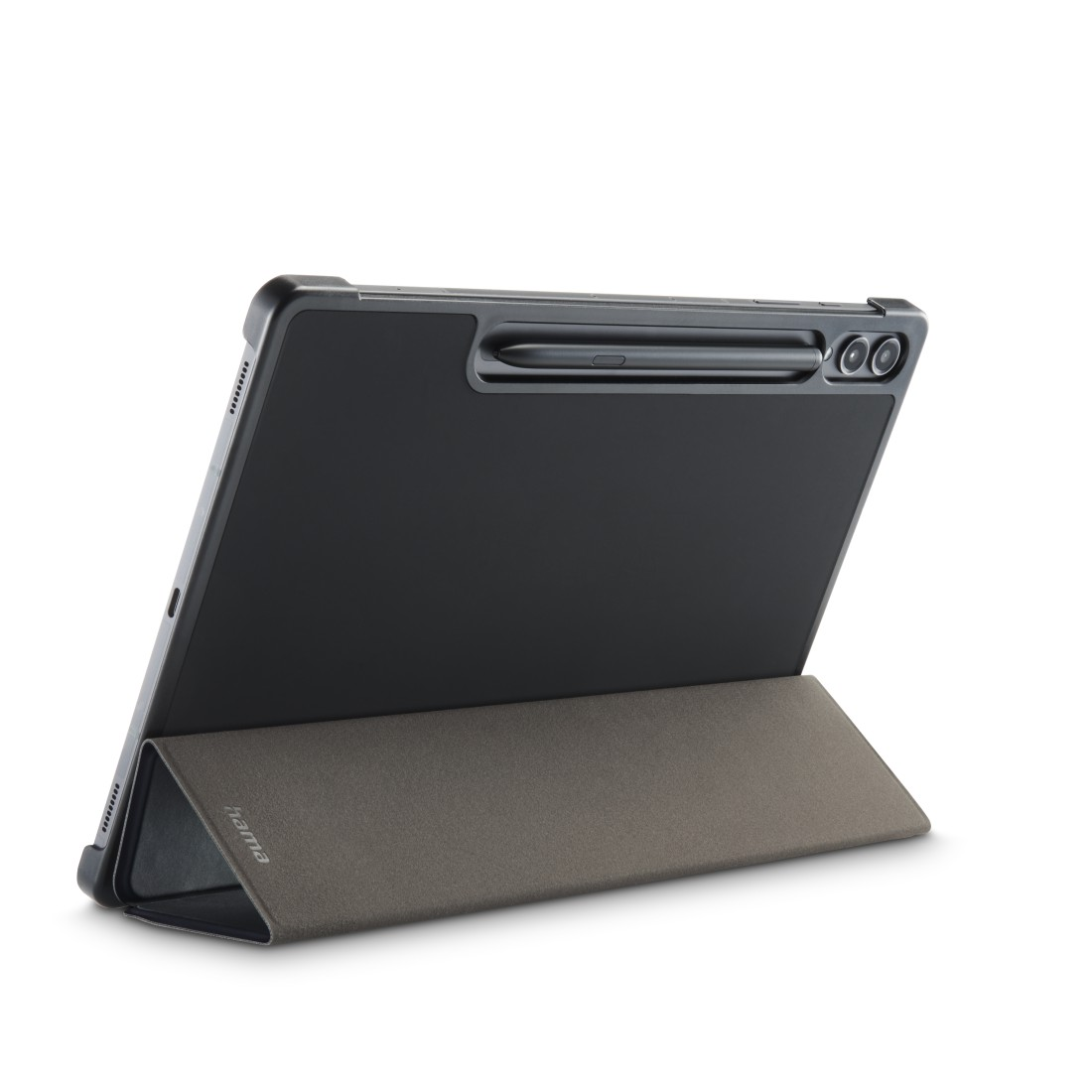 Tablet in einer Hülle, offen, mit Stift, auf einer Oberfläche abgestützt.