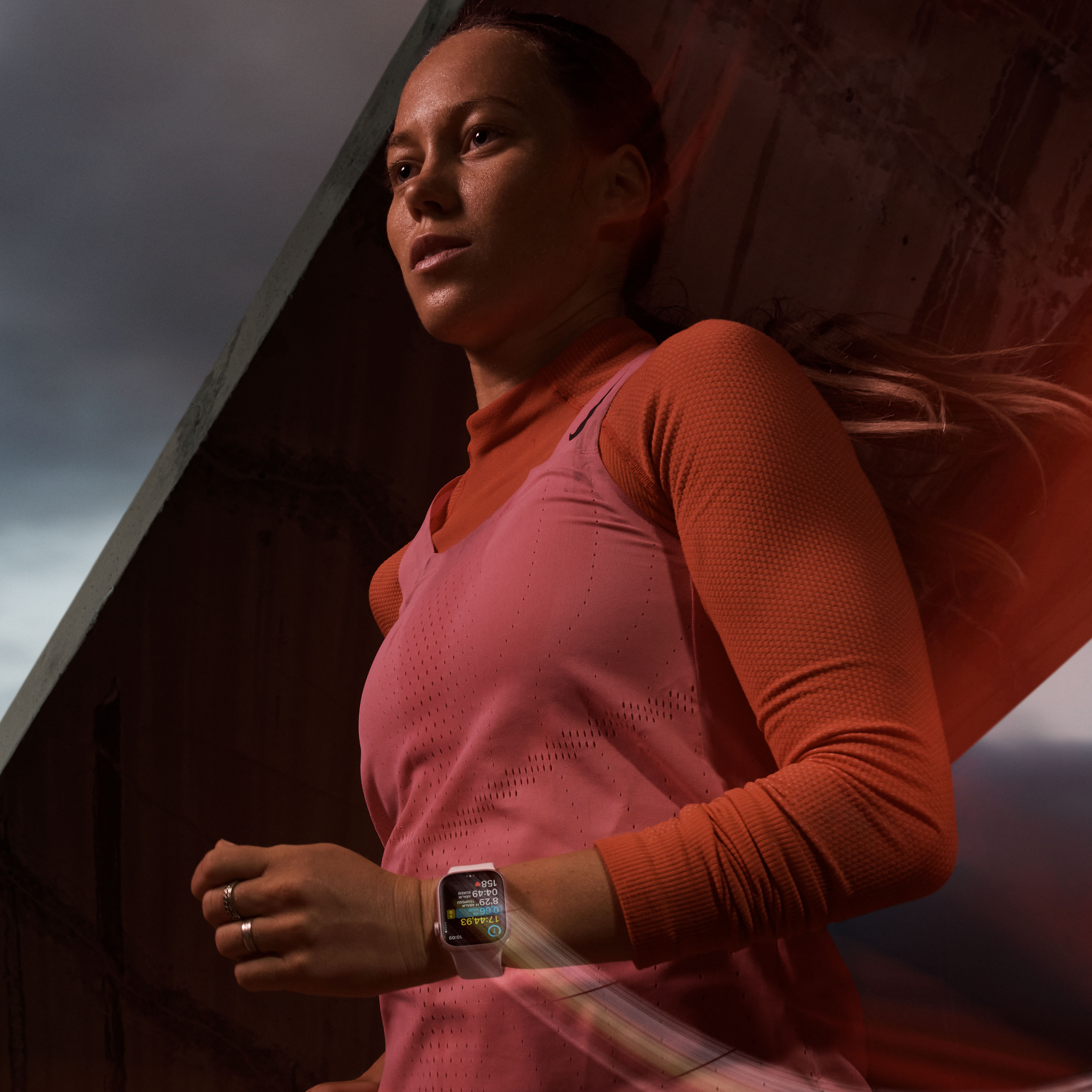 Apple Watch ile koşan kadın. Saat, zamanı ve aktivite verilerini gösterir.