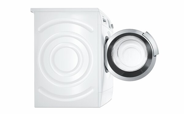 Biała pralka z otwartymi drzwiami, widok z boku, na białym tle.