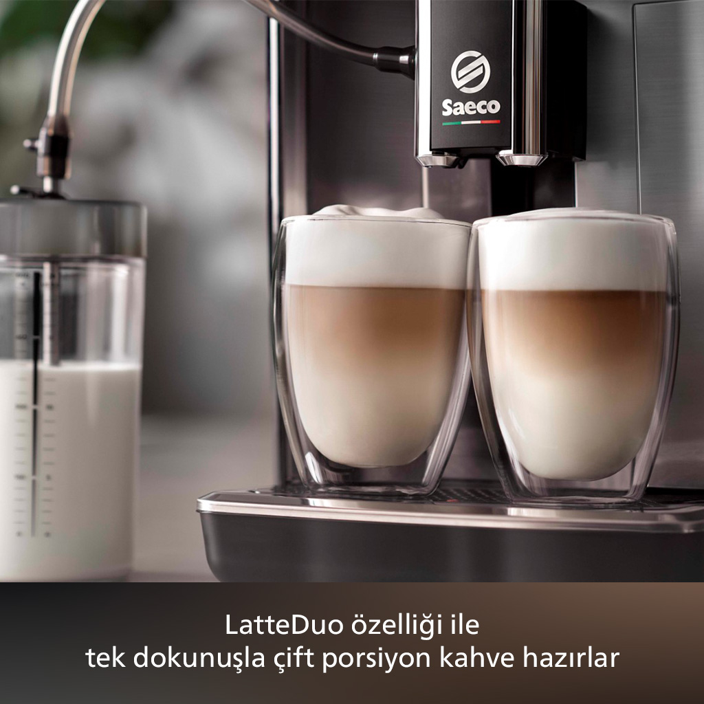 Latte yapan kahve makinesi. Katmanlı kahve ve sütlü iki bardak.