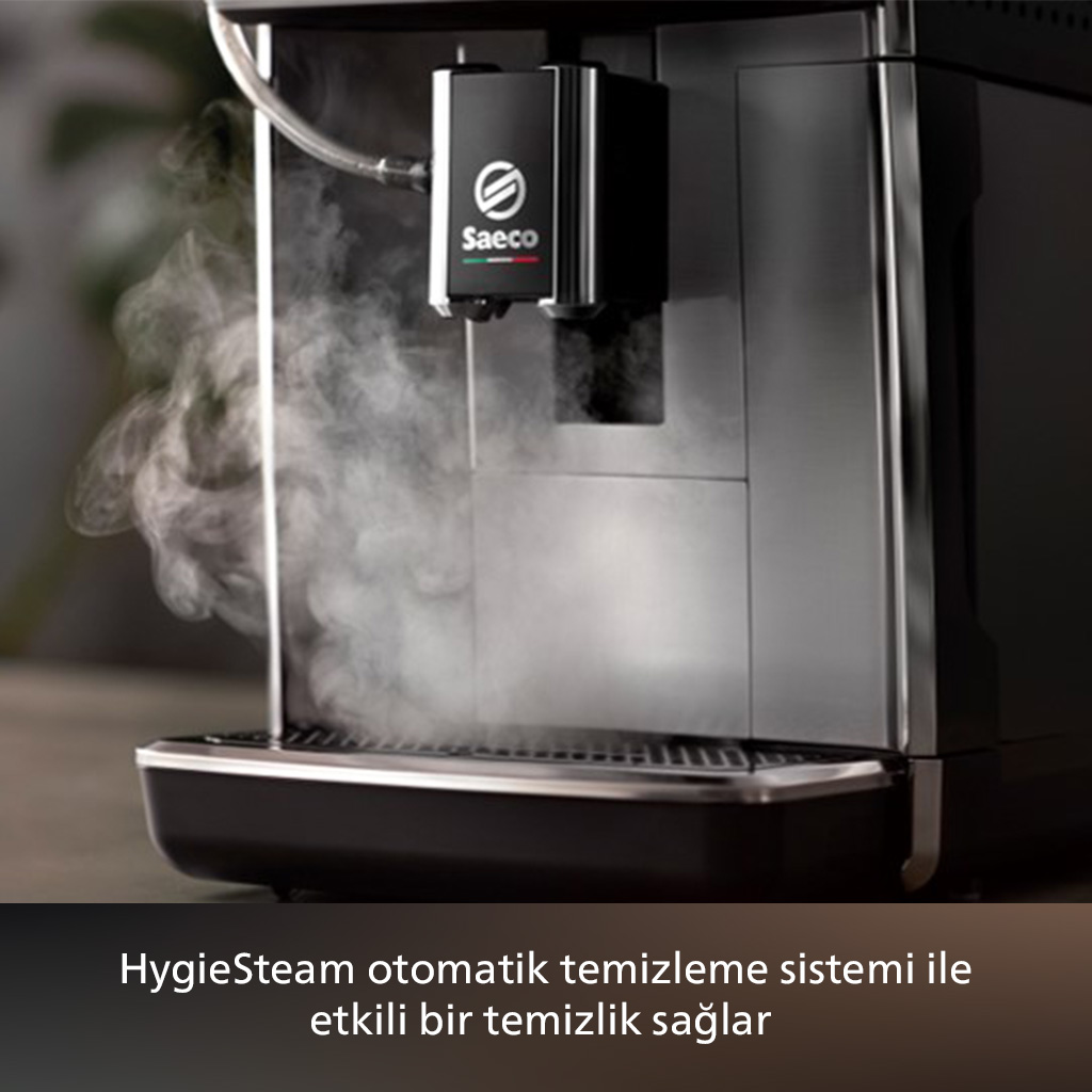 Buharlı kahve makinesi. Siyah Saeco cihazından buhar çıkıyor.