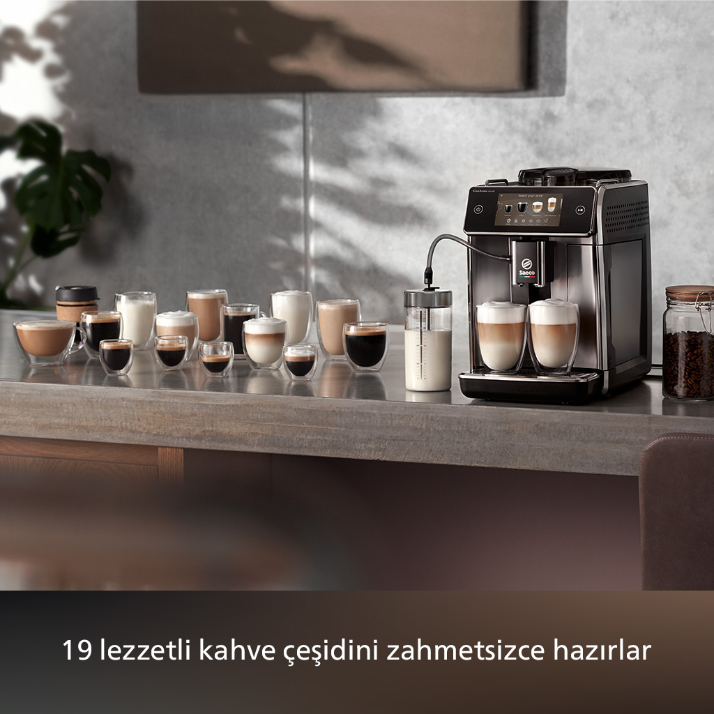 Birçok kahve fincanı ve bir masa ile otomatik bir kahve makinesi.