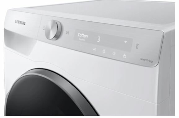 Zbliżenie panelu sterowania białej pralki, z cyfrowym wyświetlaczem i przyciskami.