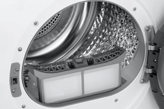 Wnętrze suszarki z usuniętym i widocznym filtrem.