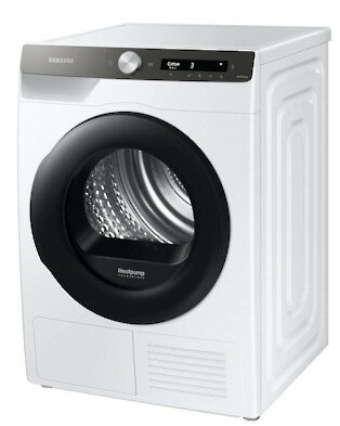 Biała suszarka Samsung. Ma czarne drzwi i panel sterowania. Suszarka jest na białym tle.
