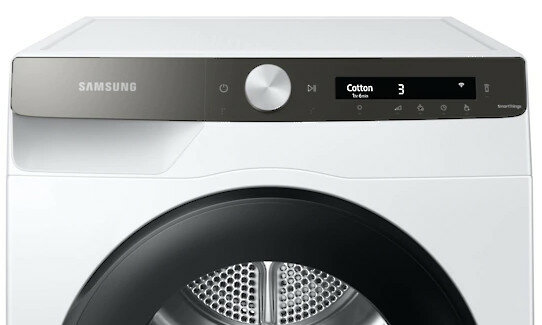 Zbliżenie białego panelu sterowania suszarki Samsung z wyświetlaczem cyfrowym i pokrętłem.
