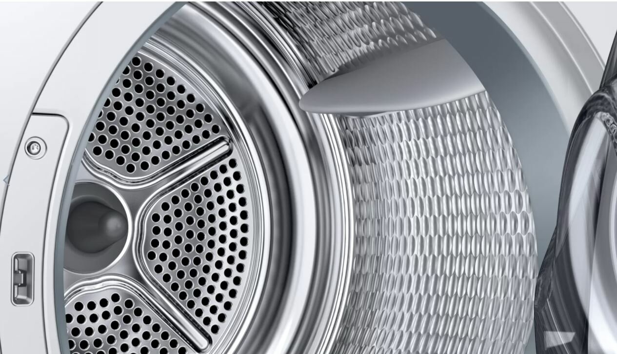 Zbliżenie bębna pralki, z wzorem plastra miodu wewnątrz.