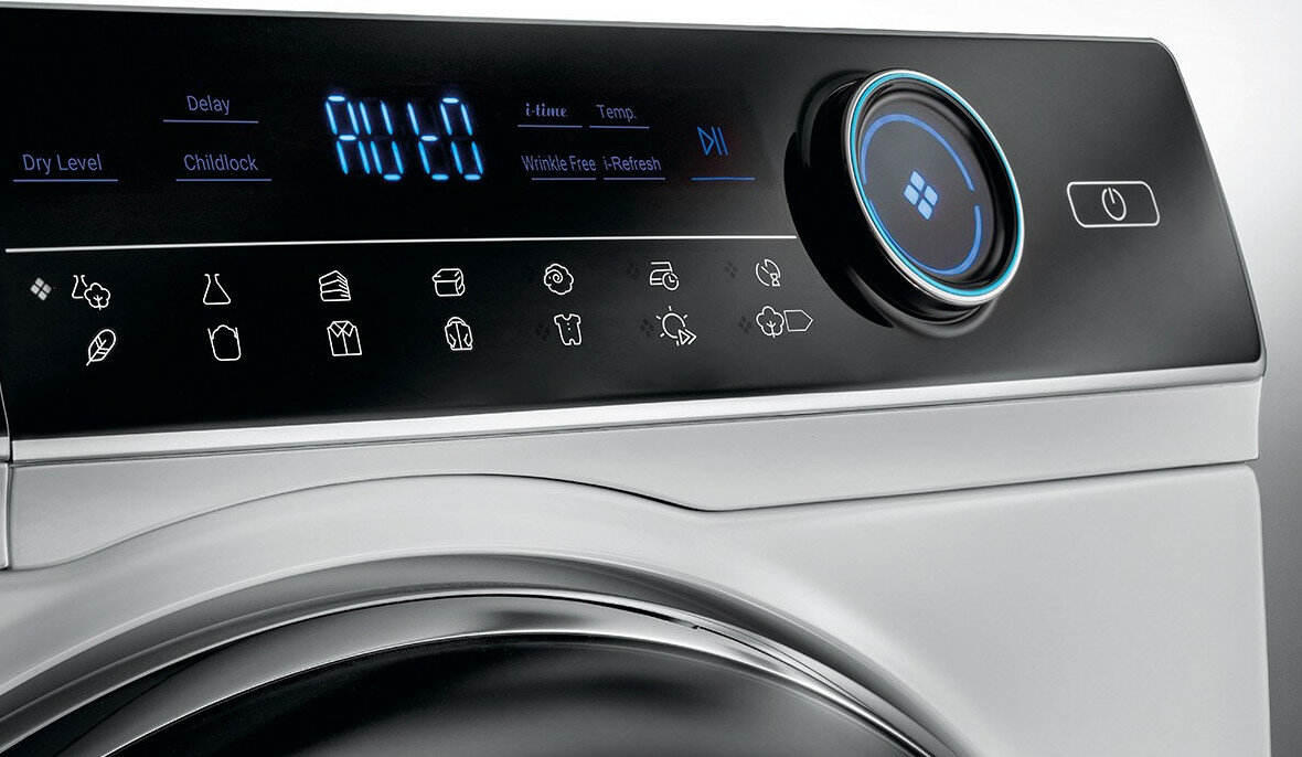 Panel sterowania pralki wyświetlający ustawienia i wyświetlacz cyfrowy.