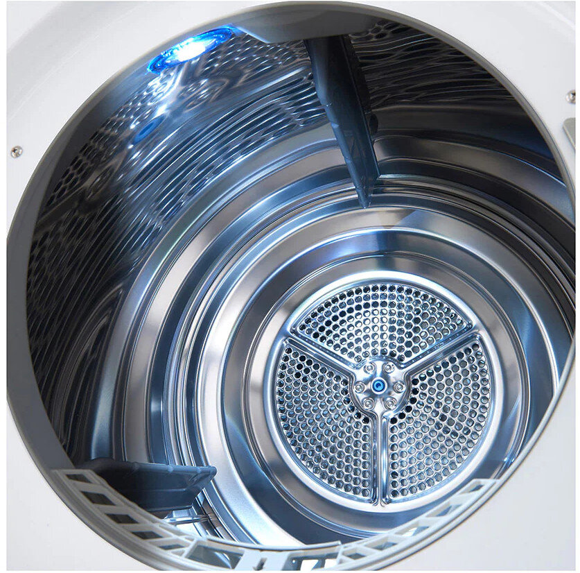 Zbliżenie wnętrza bębna pralki z niebieskim światłem.