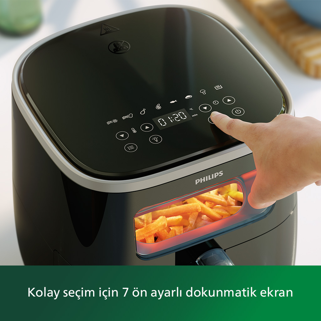 Siyah Philips hava fritözü, dokunmatik ekranlı. El bir düğmeye basıyor. Sepette kızartmalar var.