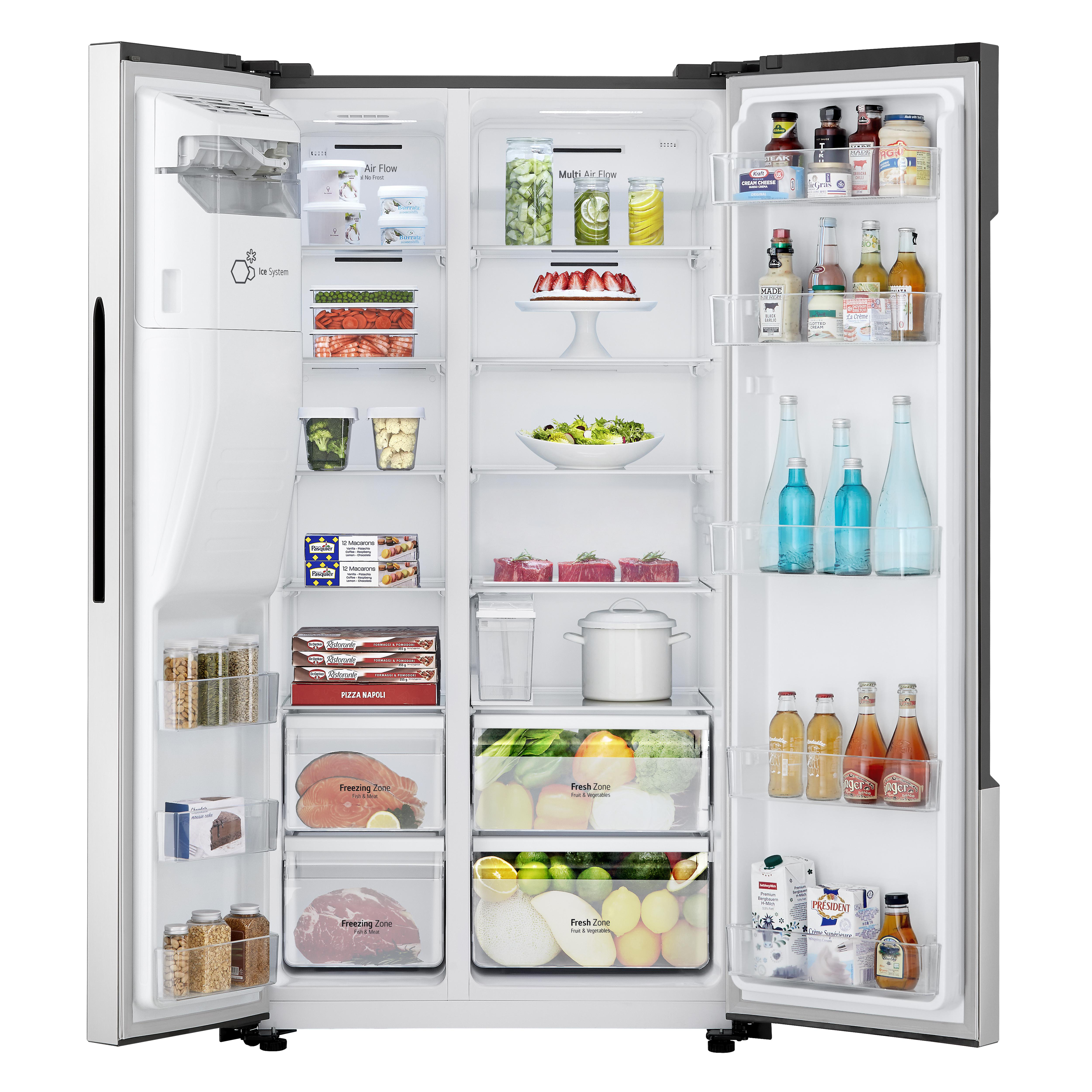 Offener Kühlschrank voller Lebensmittel und Getränke. Glasböden mit verschiedenen Artikeln sichtbar.