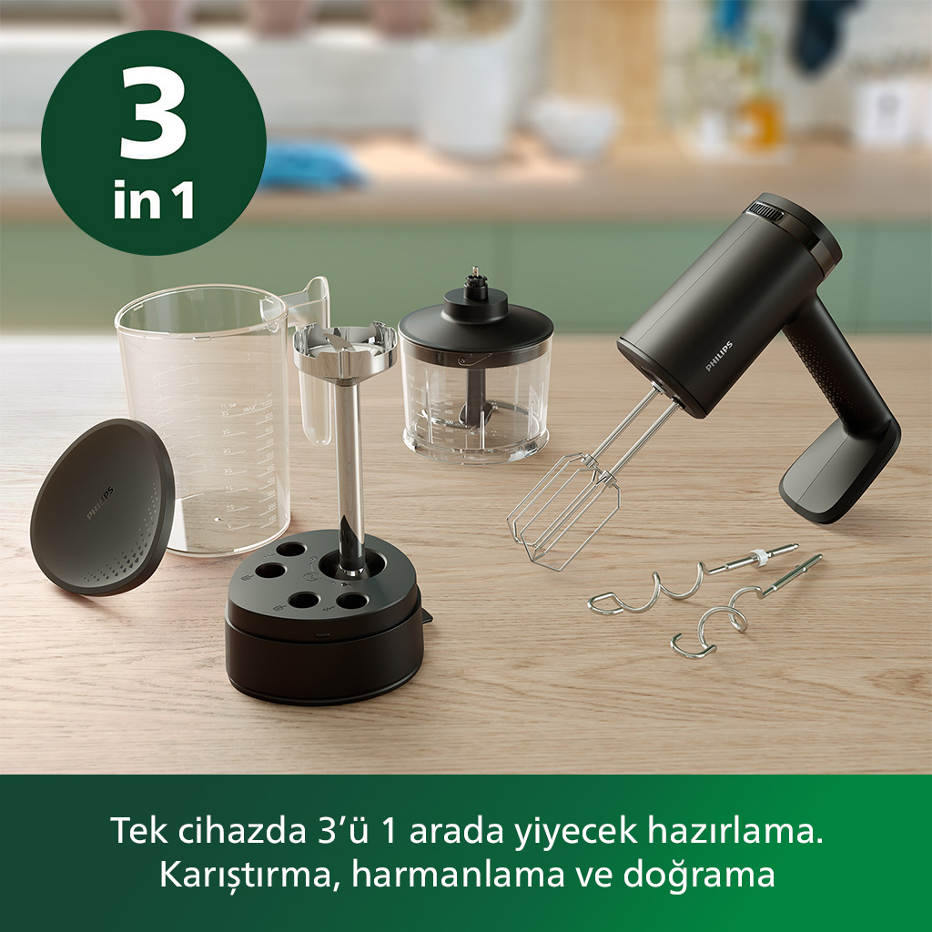 Aksesuarlı siyah el blender seti. Blender, beher ve diğer ataşmanları içerir.