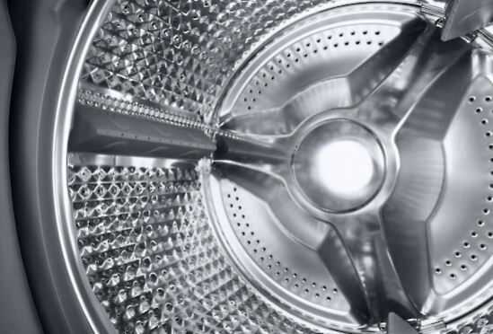 Wnętrze bębna pralki, pokazujące konstrukcję ze stali nierdzewnej.