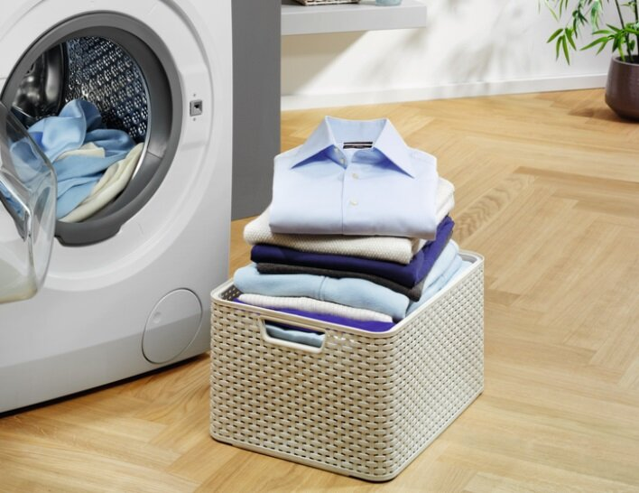 Koszyk z czystymi, złożonymi ubraniami.