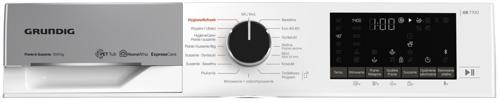 Kobieta siedzi na krześle używając urządzenia do pielęgnacji stóp.