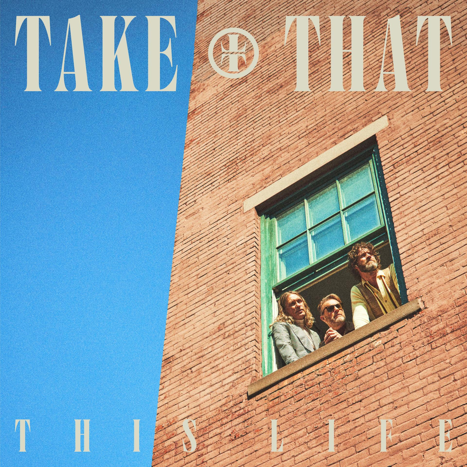 Albumcover mit Take That Text, rotem Backsteingebäude, blauem Himmel und drei Personen im Fenster.