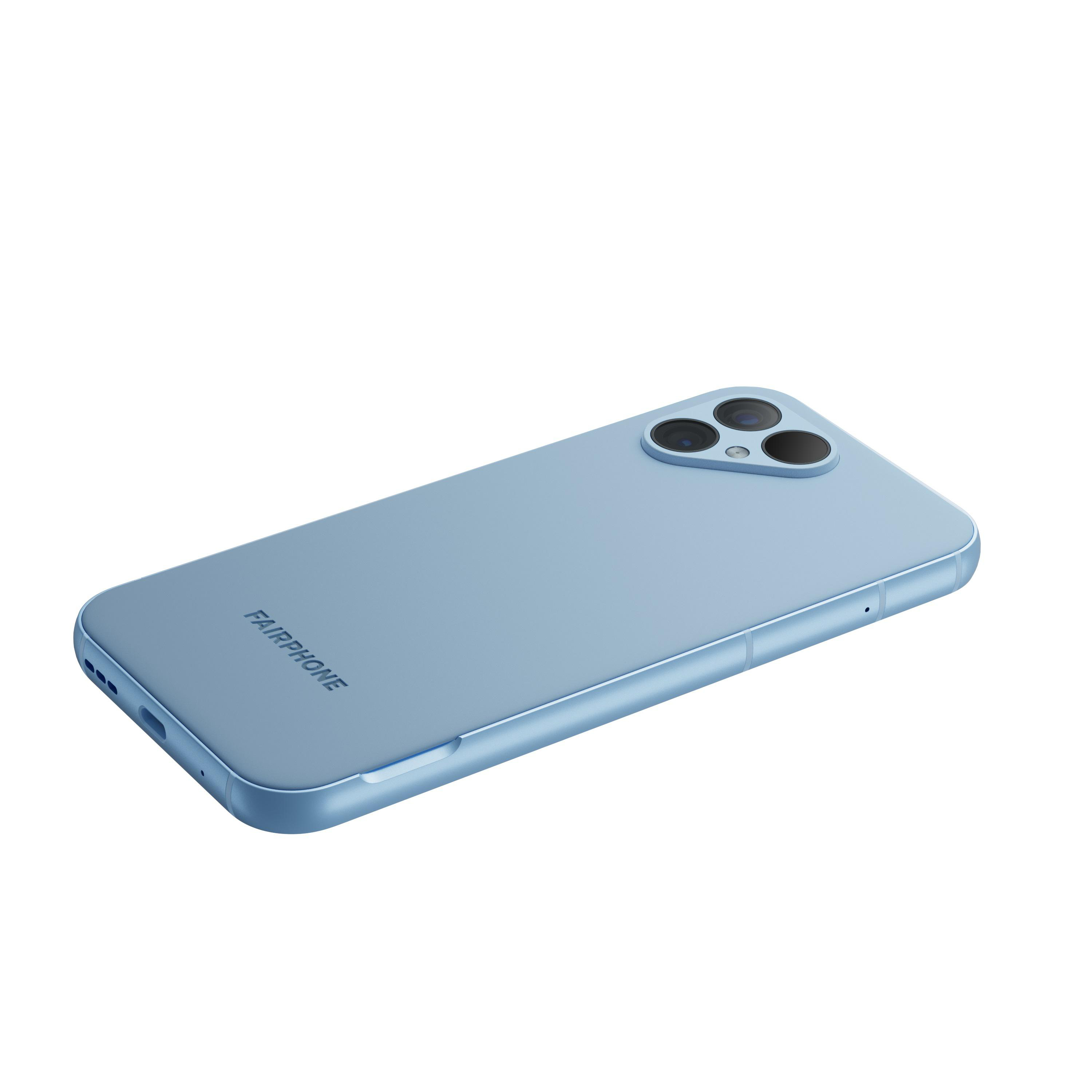 Ein hellblaues Fairphone mit drei Rückkameras, abgewinkelt, auf weißem Untergrund.