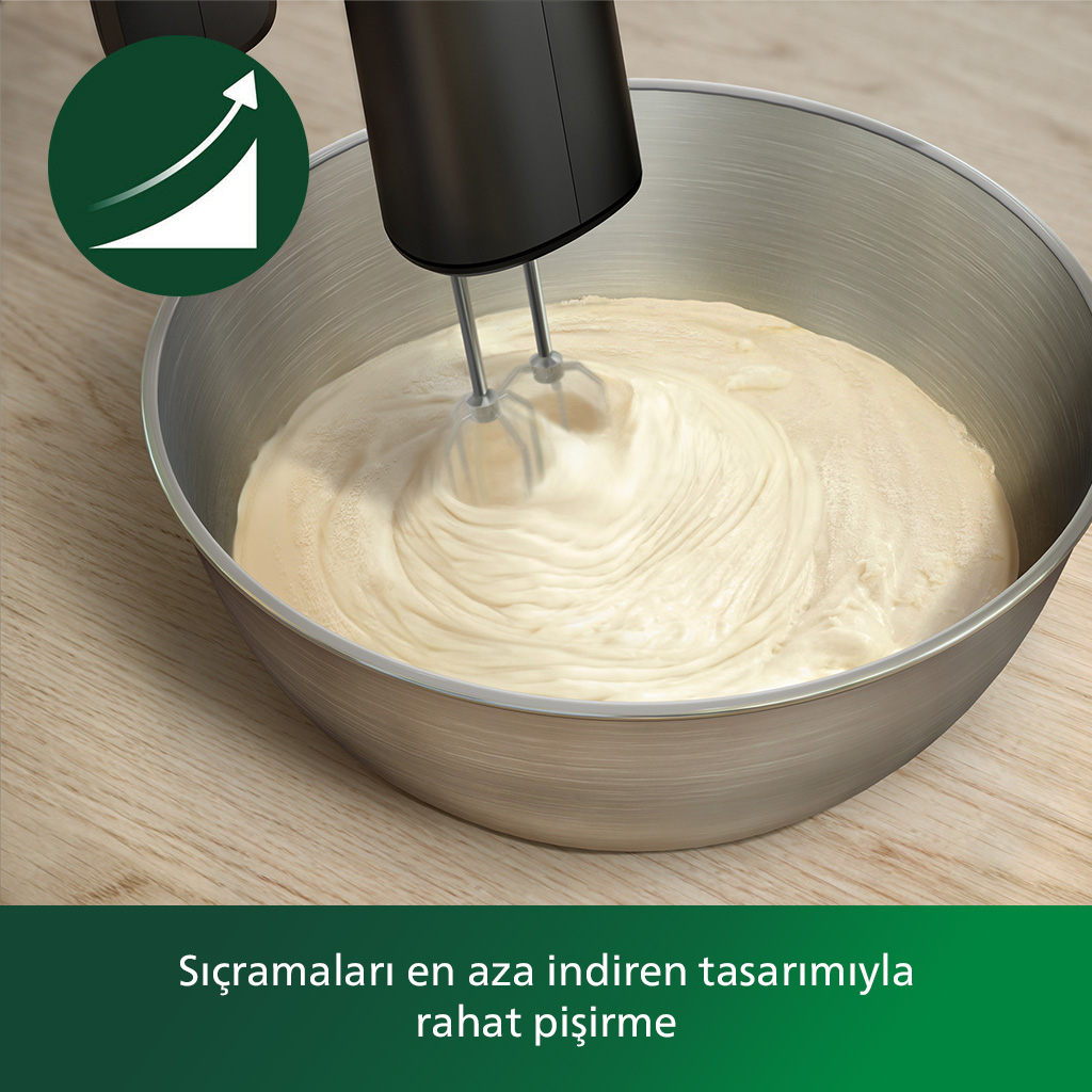 Siyah el mikseri metal bir kapta hamur karıştırıyor.