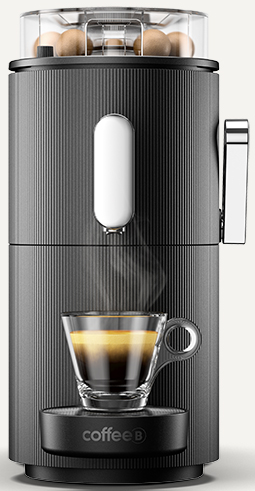Schwarze Espressomaschine. Eine Glastasse steht auf einem runden schwarzen Sockel und enthält Kaffee.