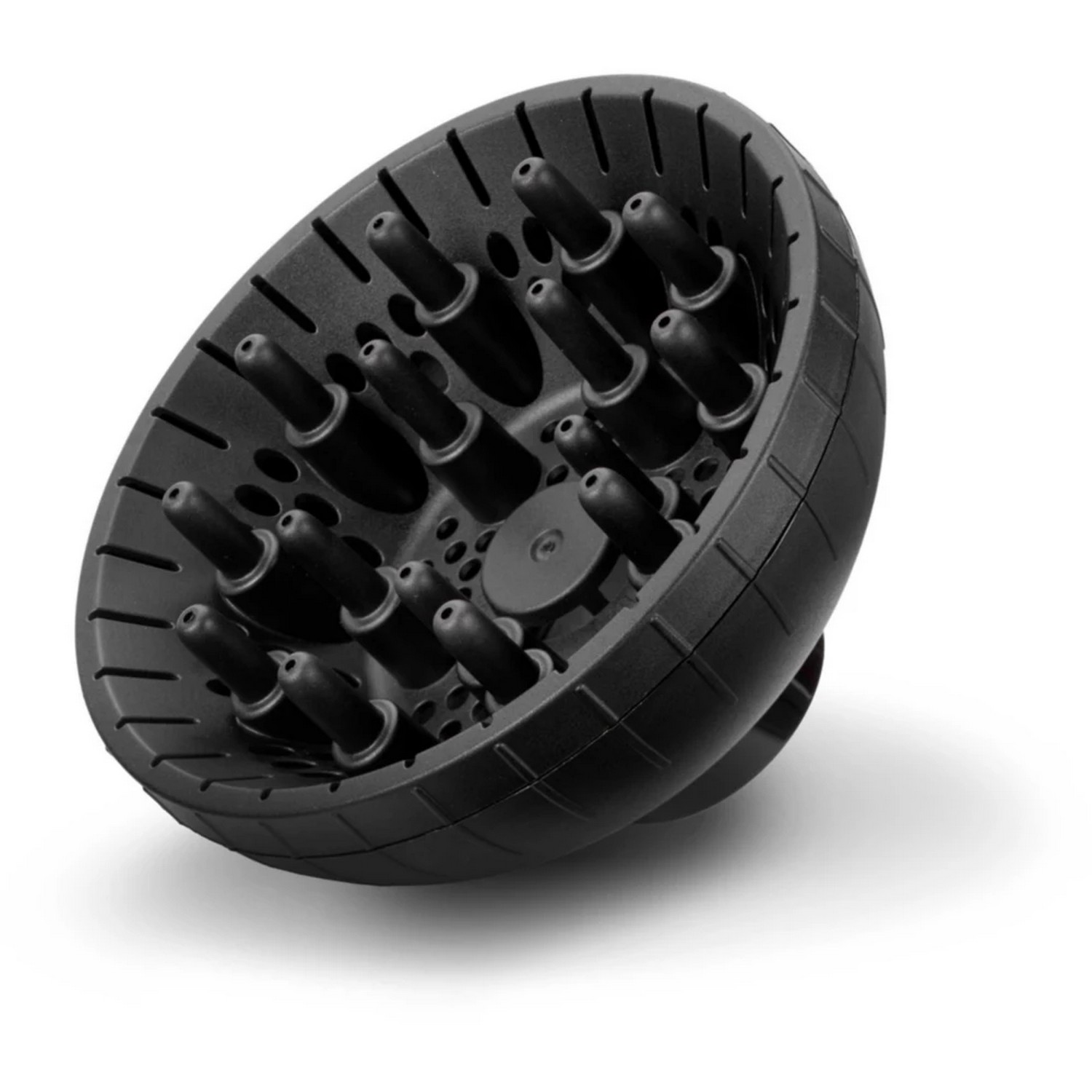 Diffuseur de sèche-cheveux noir. Comporte de multiples petites buses pour un flux d'air uniforme. Fond blanc, gros plan.
