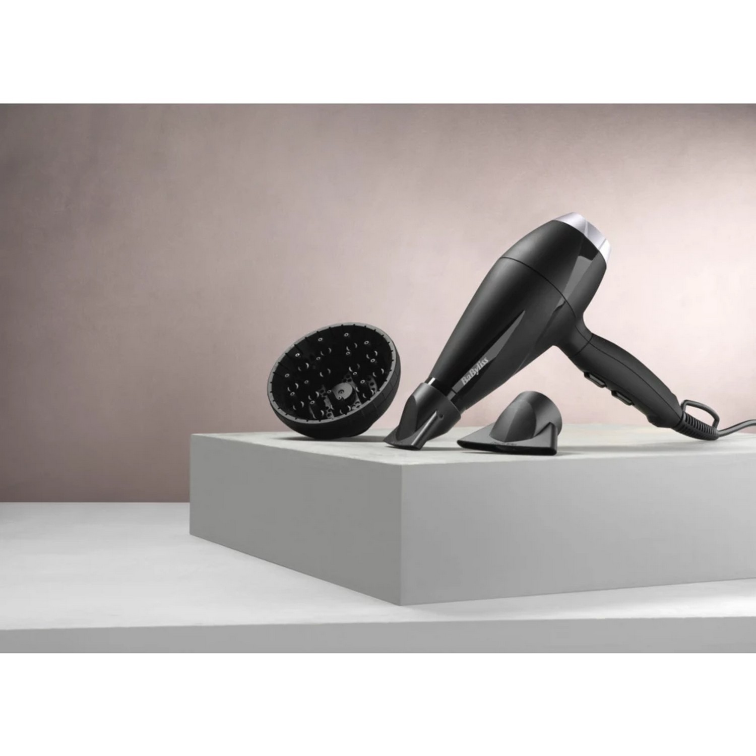 L'arrière d'un lave-vaisselle avec des tuyaux et une structure en mousse.