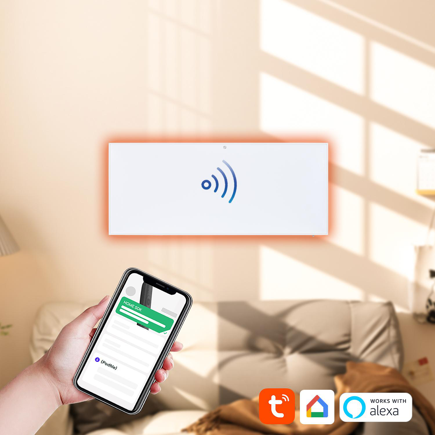 Eine Hand, die ein Telefon mit Smart-Home-Oberfläche hält, ein Wandgerät, das orange leuchtet.