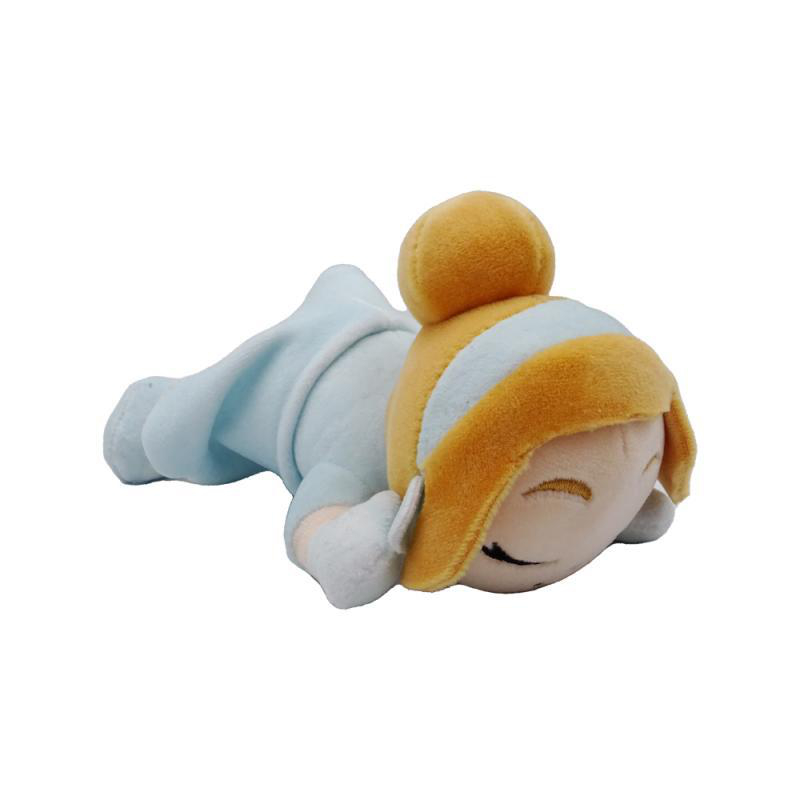 Ein liegendes Plüschtier eines Babys in einer blauen Decke mit gelb-orangenen Haaren.