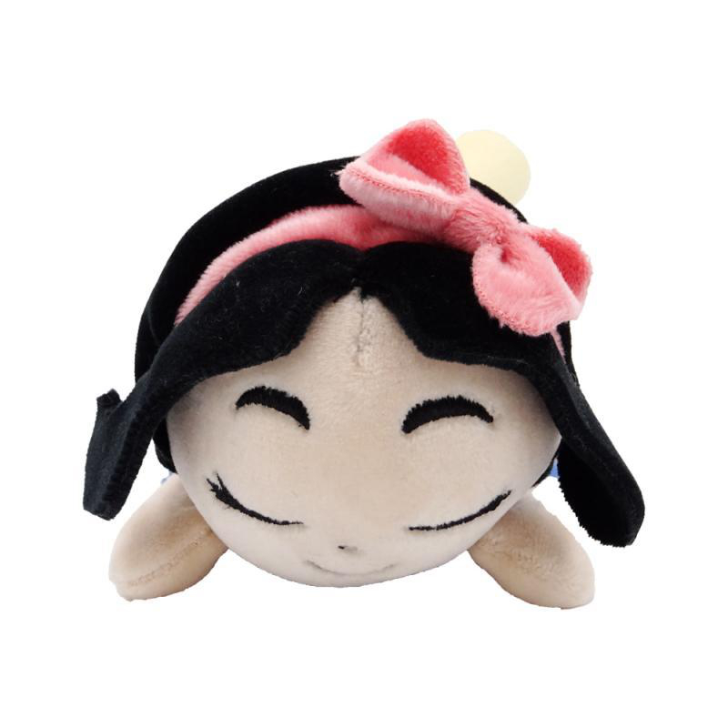 Eine Plüschpuppe von Mulan mit einer rosa Schleife.