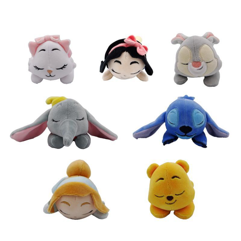 Eine Gruppe von sieben Plüsch-Disney-Figuren: Katzen, ein Hase, ein Elefant, Stitch und ein Bär.