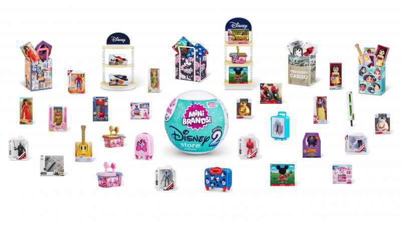Eine Sammlung von Disney Mini Brands Spielzeugen auf einer weißen Oberfläche.