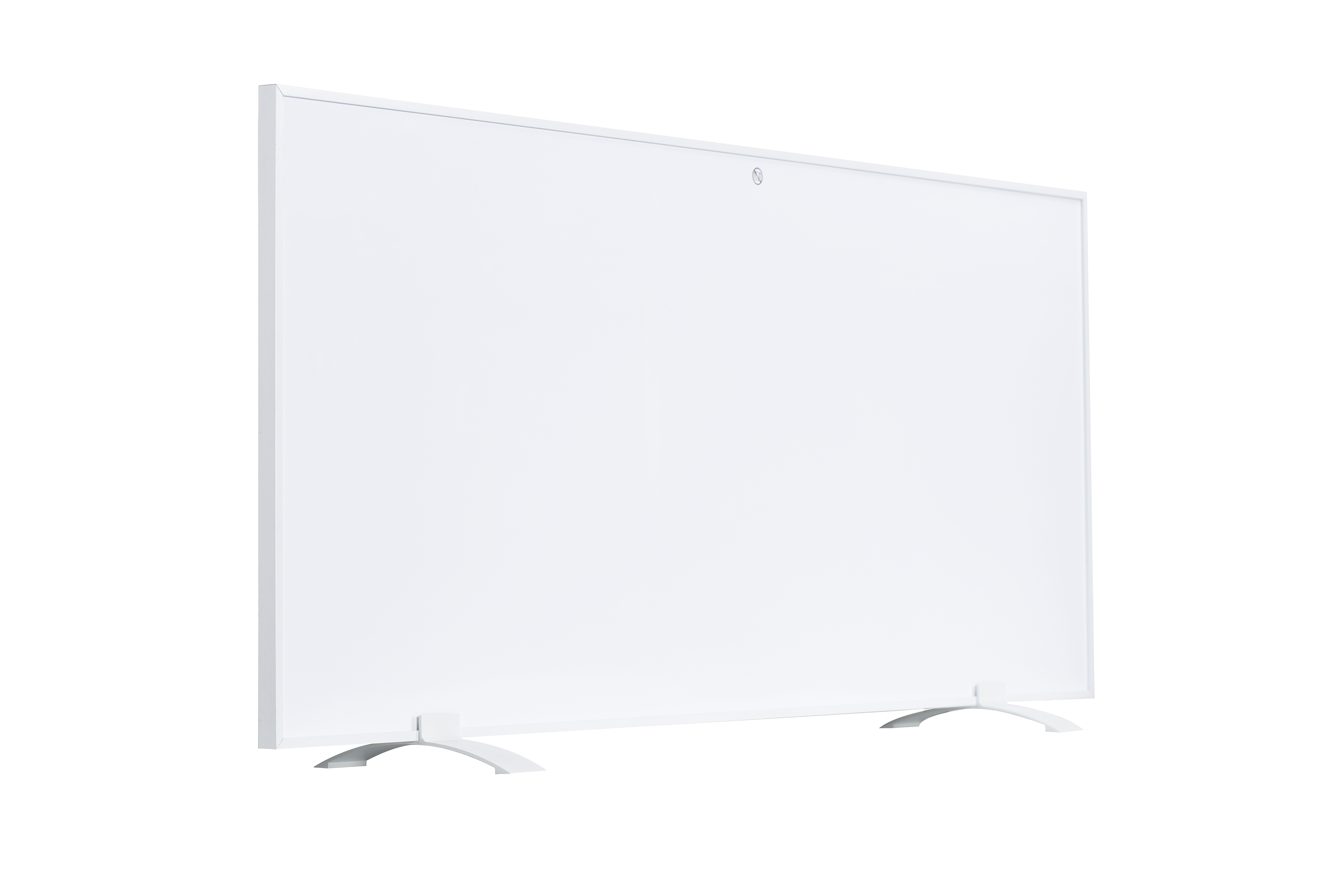 Weißer Heizkörper, aufrecht stehend mit zwei weißen Beinen, vor weißem Hintergrund.