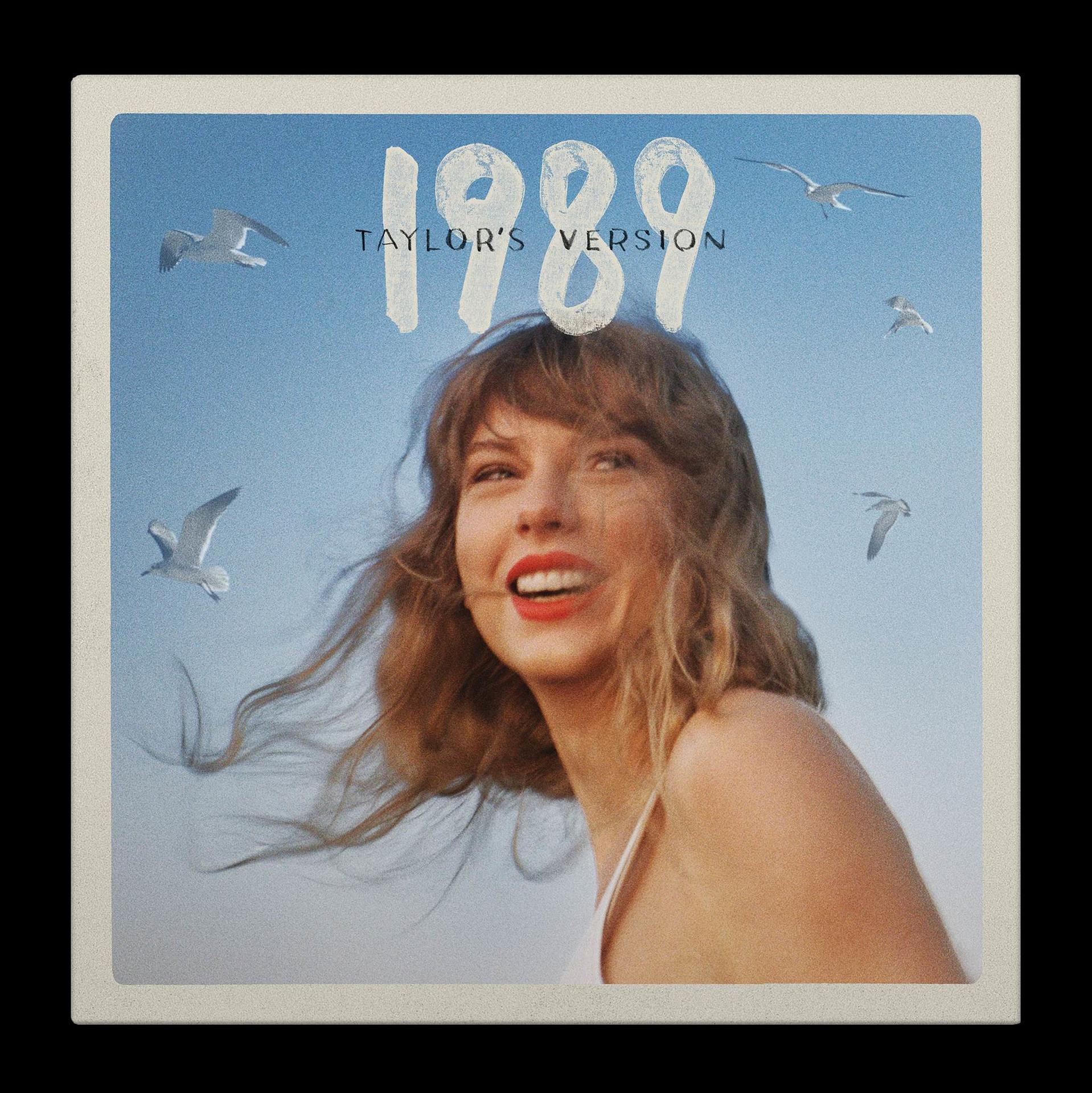 Album borító: Taylor Swift mosolyog, sirályok a háttérben, ég.