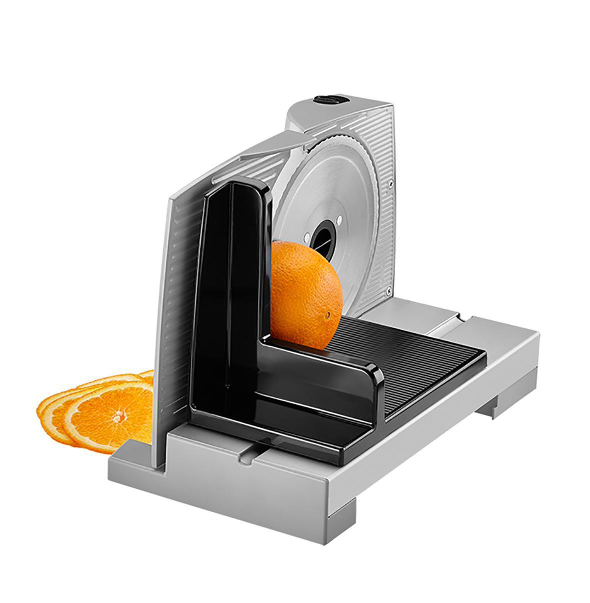 Schneider schneidet Orange. Scheiben und Orange auf weißer Oberfläche sichtbar.