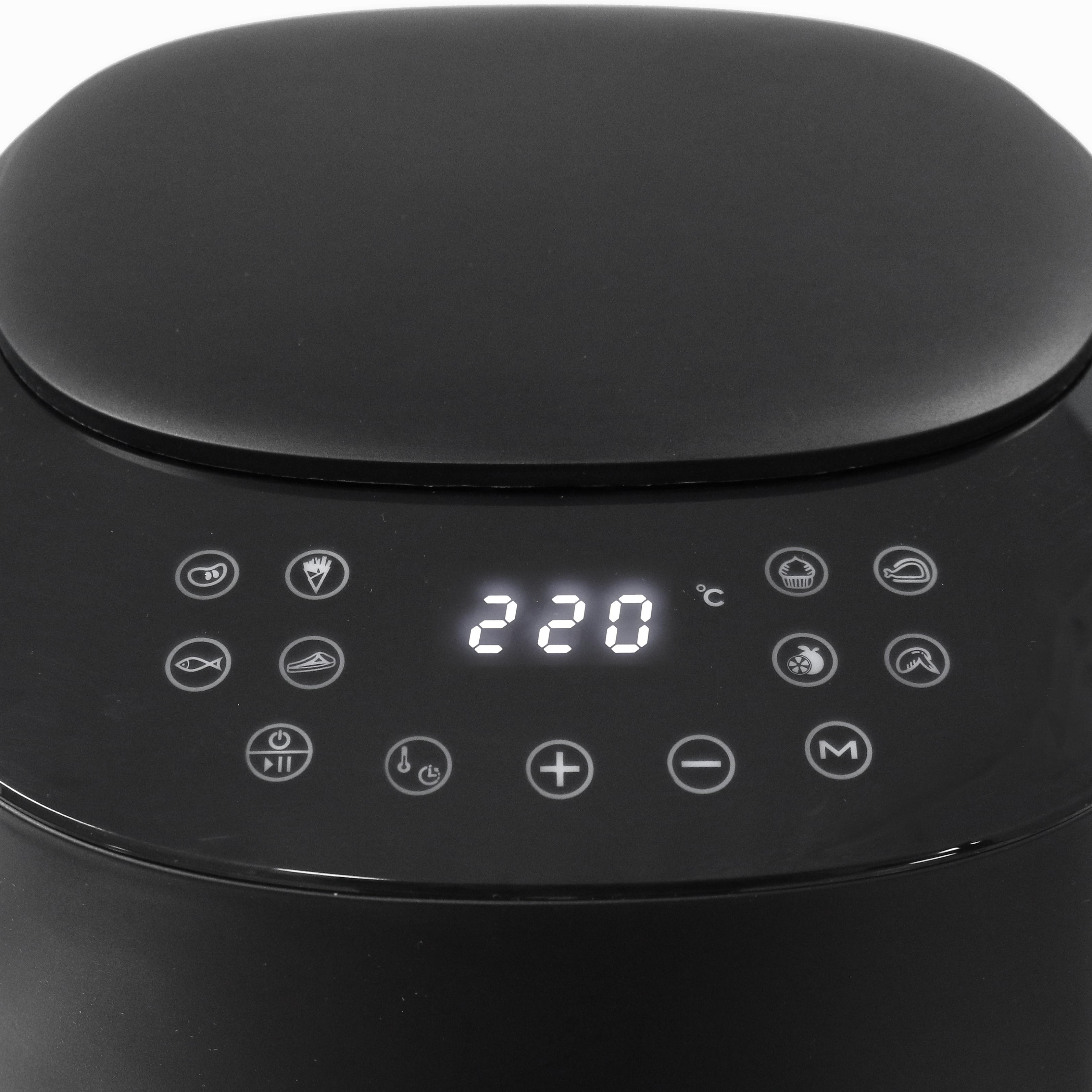 Nahaufnahme des Bedienfelds einer Heißluftfritteuse mit digitaler Anzeige von 220 Grad Celsius.