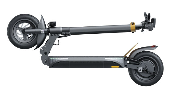 Złożona szara hulajnoga elektryczna z czarnymi kołami na białym tle.