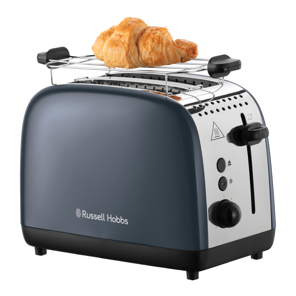 Kék kenyérpirító egy croissant-nal a felső rácson, fehér háttérrel.